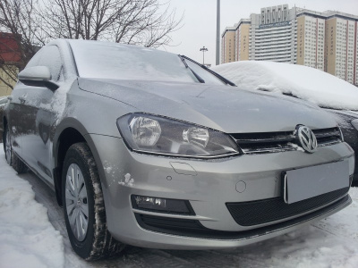 Volkswagen Golf (13–) Защита радиатора Premium, чёрная